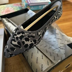 Alfani Grey Leopard pointed flats NEVER WORN!